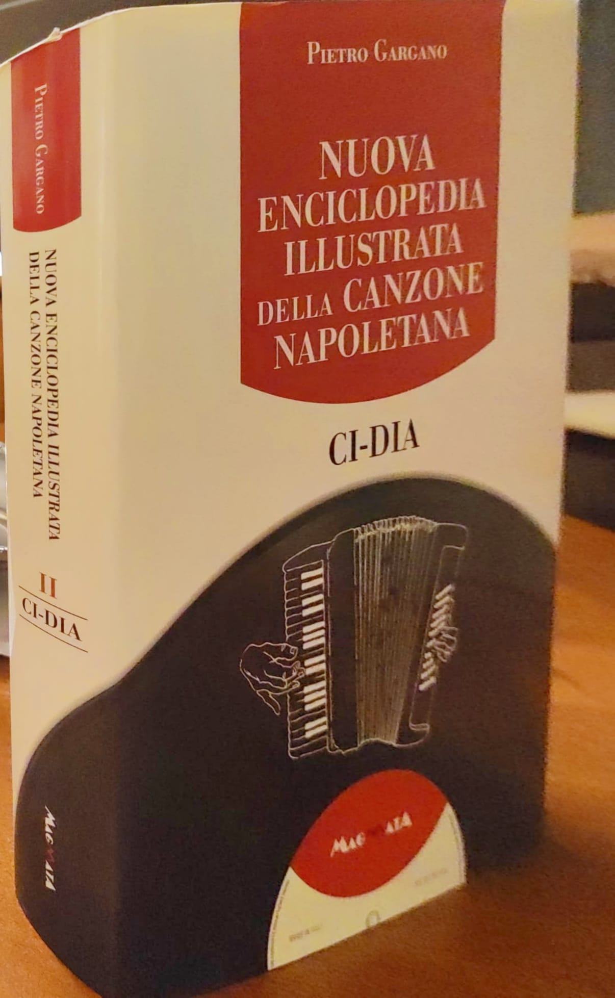 Olga De Maio soprano sulla Nuova Enciclopedia Illustrata della Canzone Napoletana